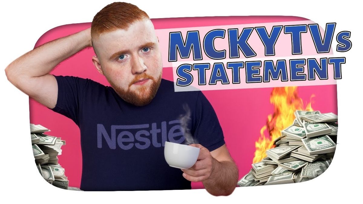 Ein geeignetes Alt-Text für das Video-Thumbnail könnte wie folgt lauten: "Thumbnail des Videos 'MCKYTVs KRITISCHES NESTLE Placement und WHACKES STATEMENT - Kuchen Talks #1042' von KuchenTV. Das Bild zeigt den YouTuber KuchenTV in einem Studio mit Mikrofon, während er über das Thema spricht. Im Hintergrund sind Grafiken oder Logos von Nestlé zu sehen. Der Gesichtsausdruck von KuchenTV wirkt nachdenklich oder kritisch.