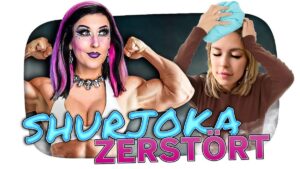 Thumbnail des Videos "SHURJOKA von CARINA vor GERICHT ZERSTÖRT - Kuchen Talks #1057" vom Kanal KuchenTV: Ein Porträt von KuchenTV mit einem nachdenklichen Gesichtsausdruck, daneben die Worte "SHURJOKA" und "GERICHT" in großen, auffälligen Buchstaben.