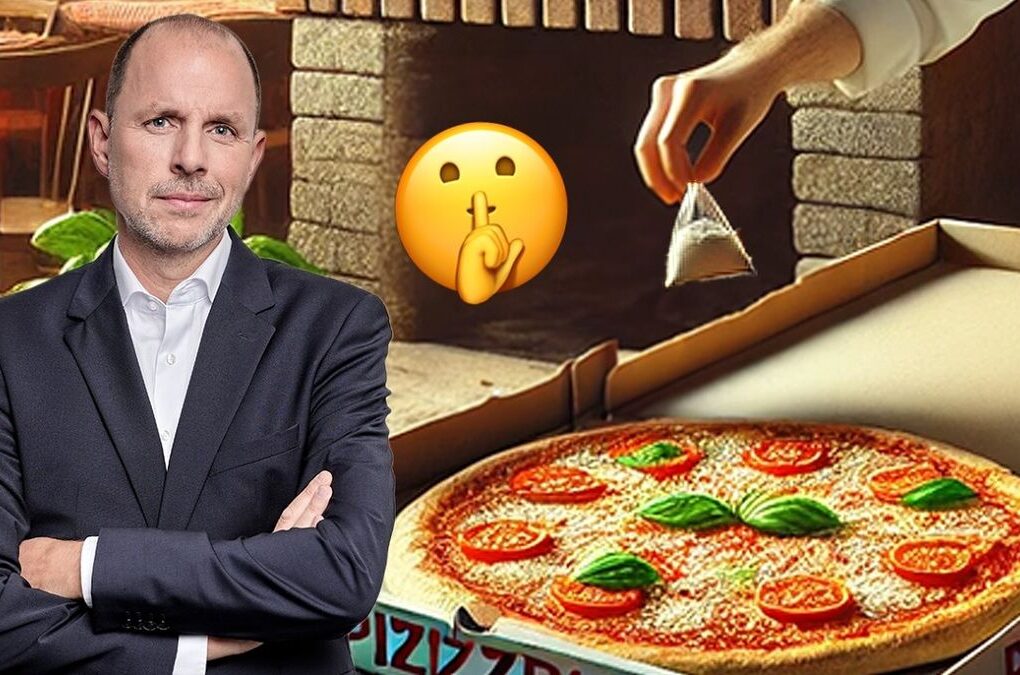 Vorschaubild des Videos: Anwalt Christian Solmecke sitzt an einem Tisch in einer modernen Küche und hält eine Pizza-Schachtel. Im Hintergrund sind Regale mit Geschirr und Küchenutensilien zu sehen. Der Titel des Videos ist in großen Buchstaben eingeblendet.