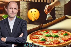 Vorschaubild des Videos: Anwalt Christian Solmecke sitzt an einem Tisch in einer modernen Küche und hält eine Pizza-Schachtel. Im Hintergrund sind Regale mit Geschirr und Küchenutensilien zu sehen. Der Titel des Videos ist in großen Buchstaben eingeblendet.