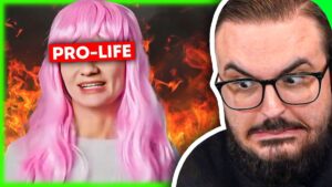 YouTuber Staiy enthüllt rechtsextreme Verbindungen der Pro-Life-Bewegung Miniaturansicht des Videos "Diese Psychose muss aufhören" vom Kanal Staiy: Ein Mann mit ernstem Gesichtsausdruck sitzt vor einem Mikrofon, im Hintergrund sind Regale mit Büchern und Dekorationen zu sehen.
