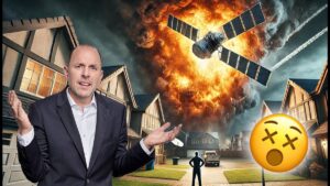 Wer haftet, wenn Weltraumschrott mein Haus trifft? Vorschaubild des Videos "500kg Weltraumschrott abgestürzt: Wer haftet, wenn das mein Eigentum trifft?" von Anwalt Solmecke auf dem Kanal Christian Solmecke, zeigt einen besorgten Anwalt in Anzug, der auf ein Bild von herabfallendem Weltraumschrott deutet. Im Hintergrund sind brennende Trümmer und ein stürzender Satellit zu sehen.